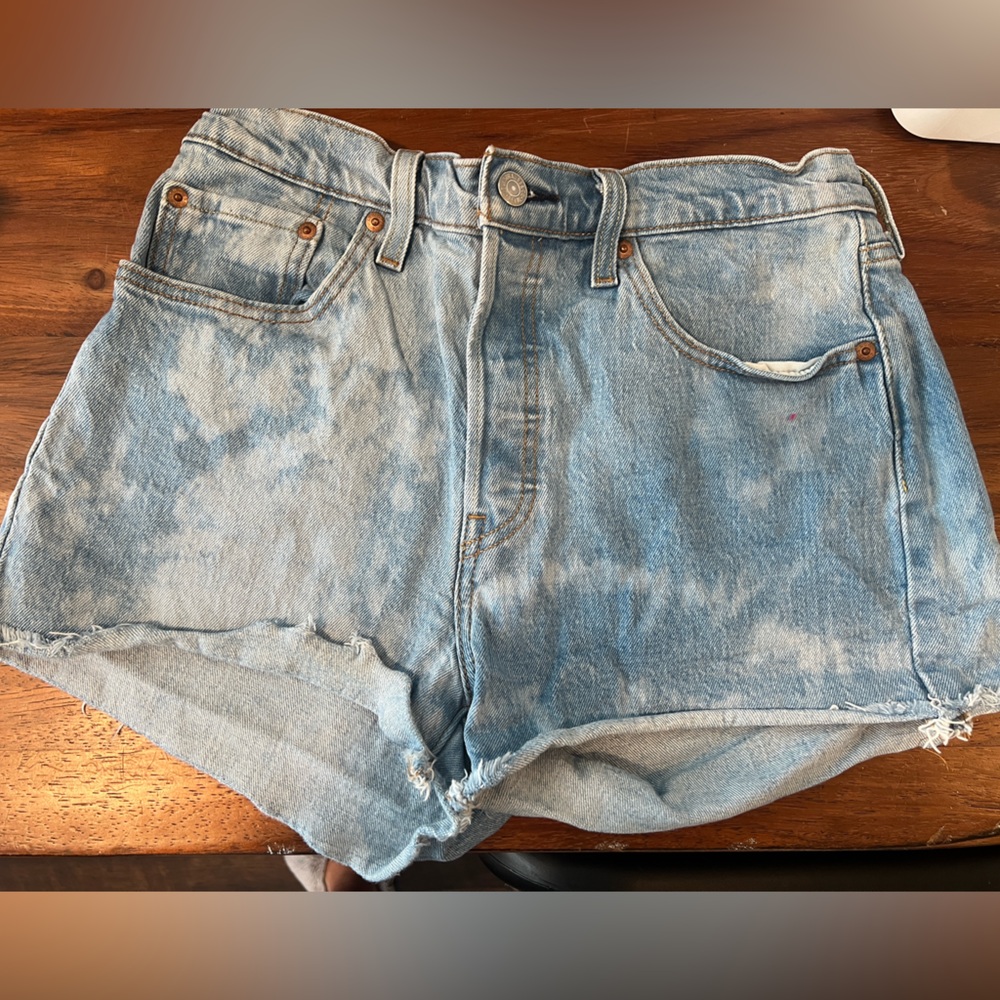 Women high rise Levi shorts.